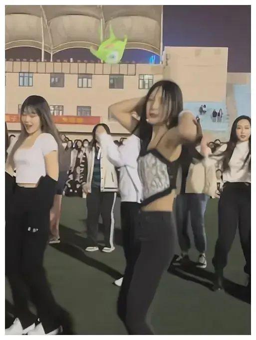 网红爆料女大学生跳舞视频,女大学生热舞视频引热议，青春活力展现校园风采  第3张