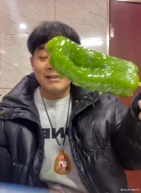 广西夫妻网红吃瓜事件,真相揭秘引网友热议