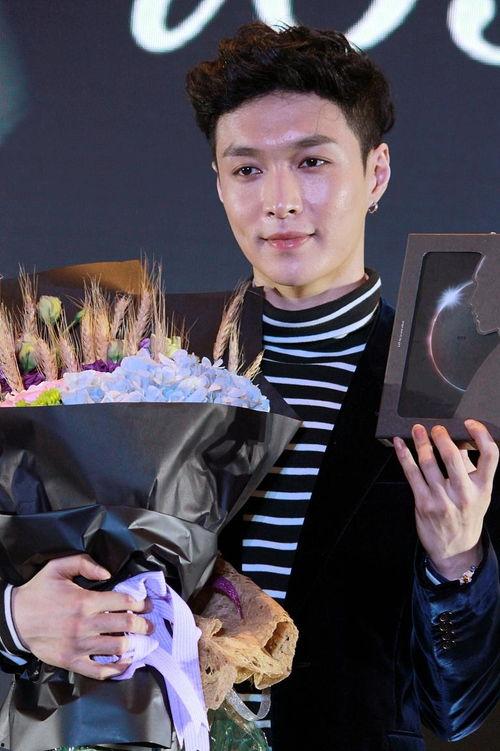 娱乐八卦每日爆料黄明昊,揭秘明星背后的故事  第3张